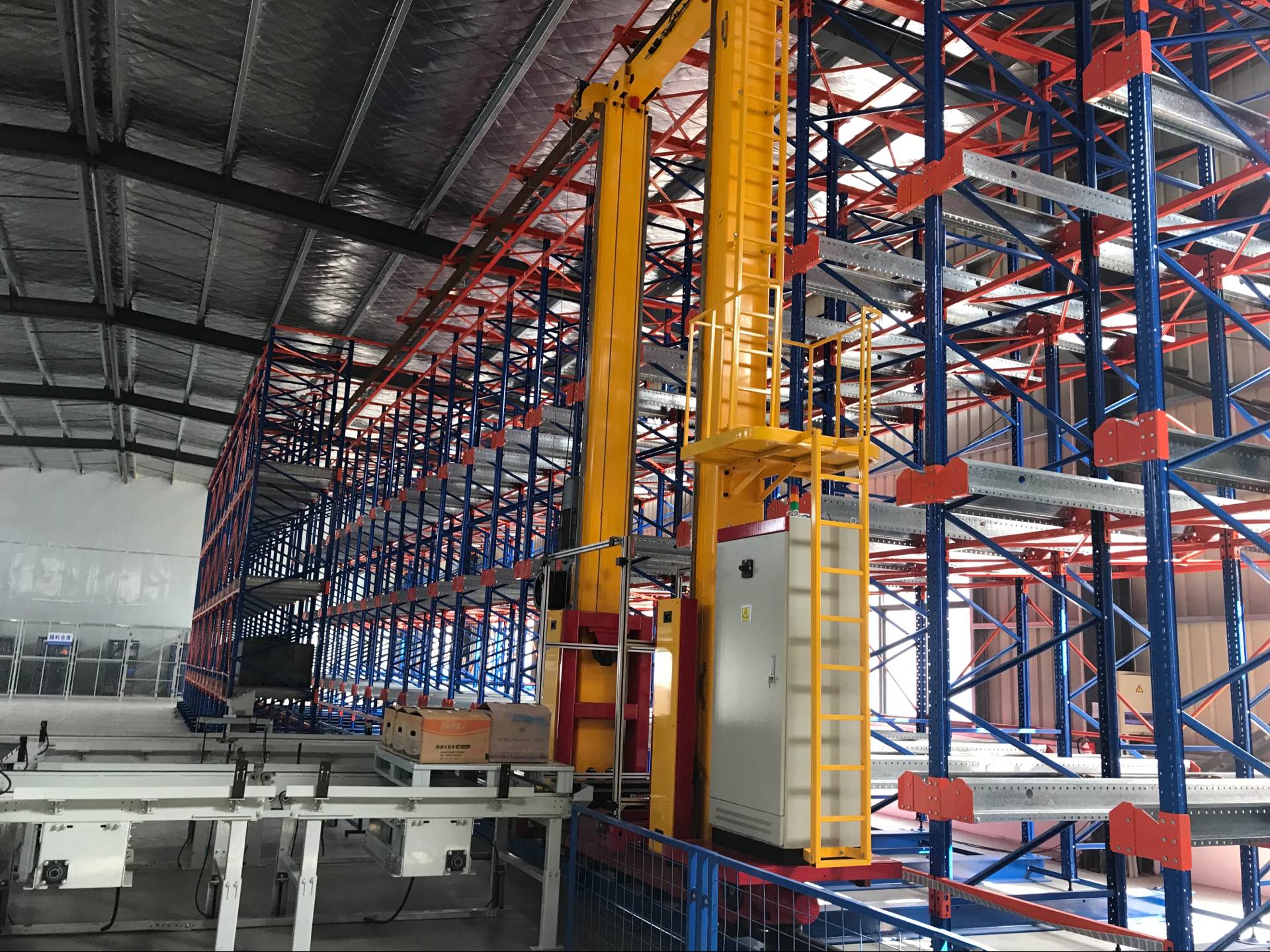 现代仓储 “黄金组合”：堆垛机与穿梭车高效运作之道