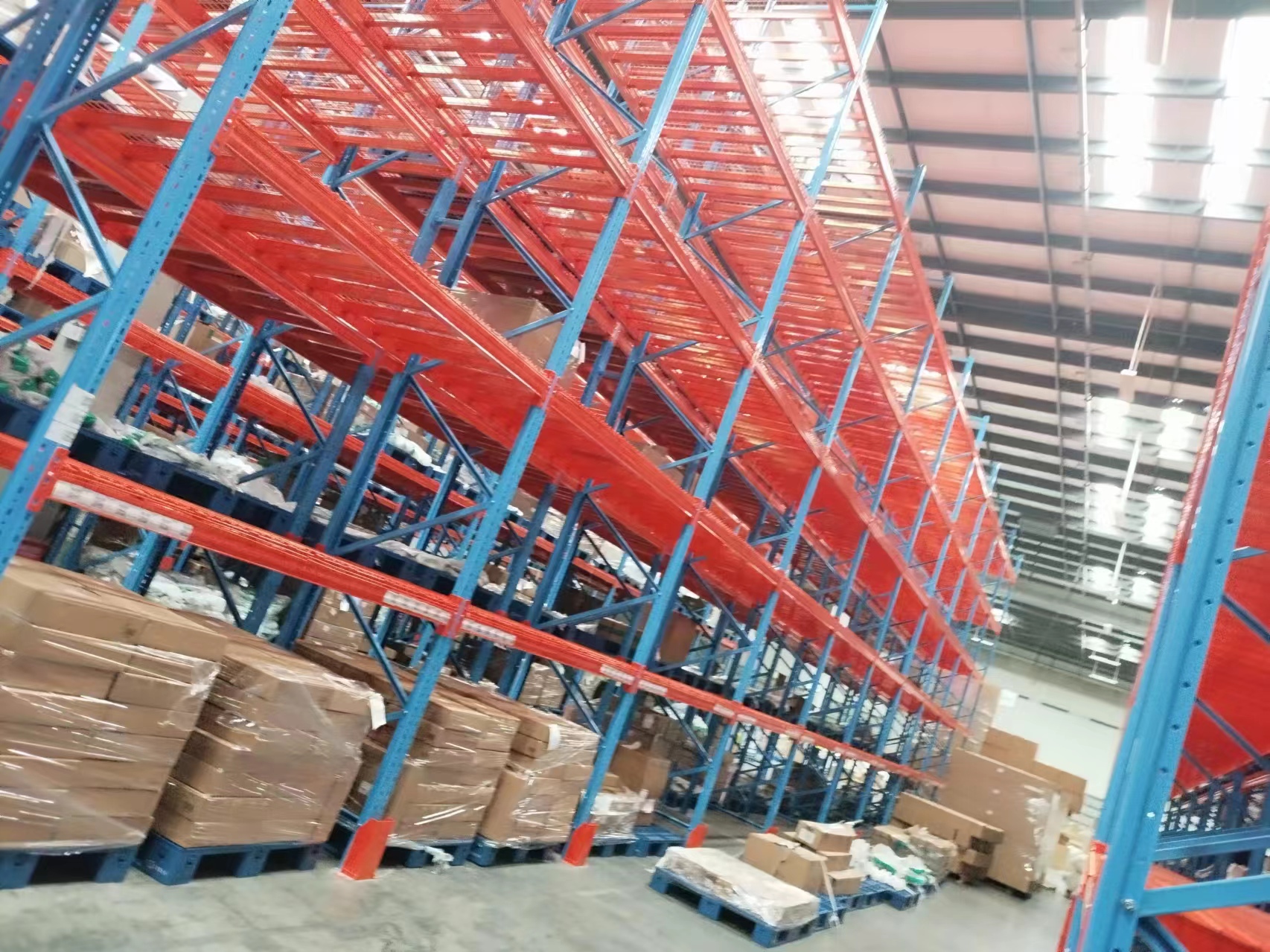 横梁式货架 ：高效仓储的 “空间魔法师”